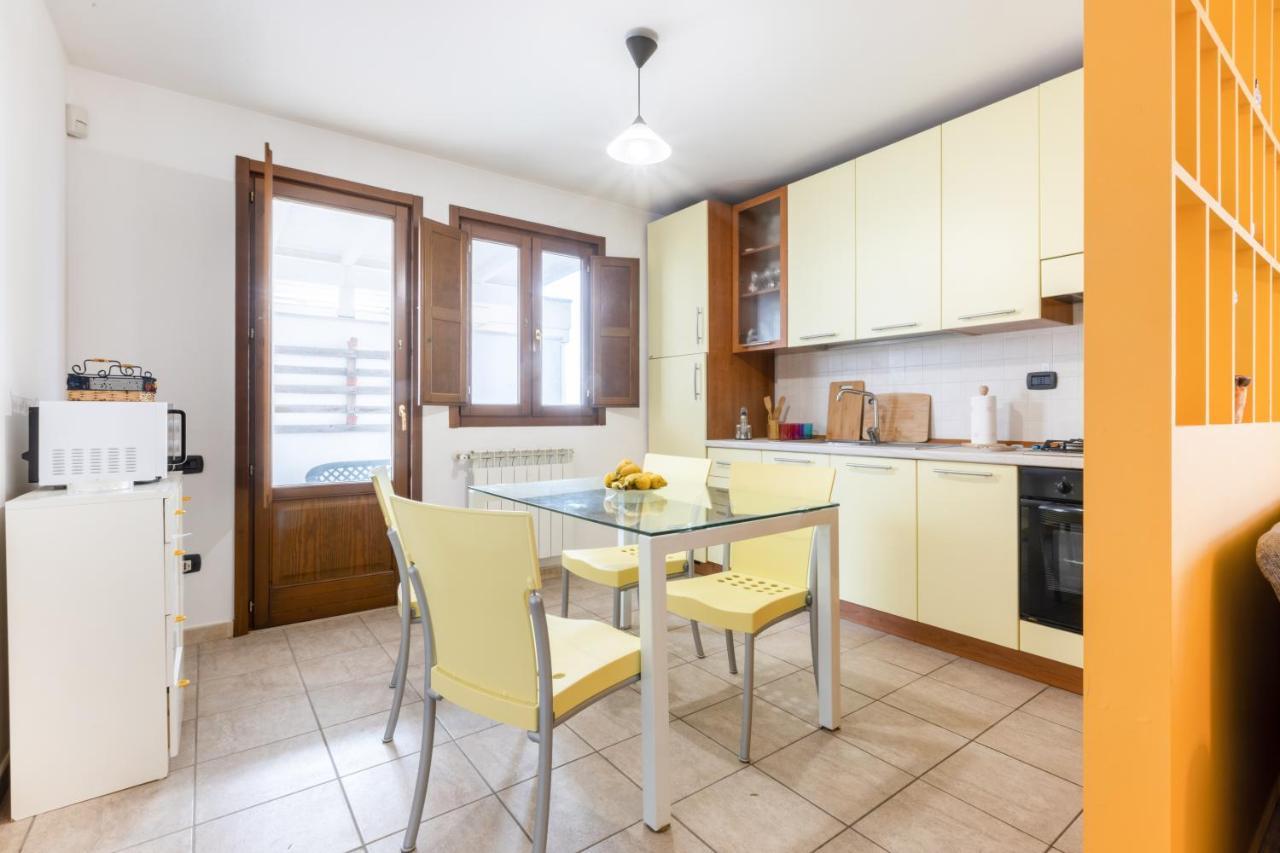 Colorful Flat With Terrace & Parking Apartment Lecce